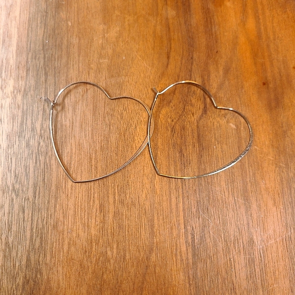 💜2 for 20$ Gold Colored Heart Shaped Hoop Earrings